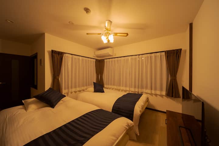 ห้องนั่งเล่น
ห้องนั่งเล่นพร้อมเตียงโซฟา