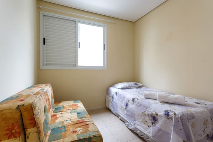 卧室3 -配有一张单人双人床（两座） ，各种双层床，其中嵌入下层床在上层，在使用时拉出。 这里目前还有一个壁橱和一个遮光阴凉处。