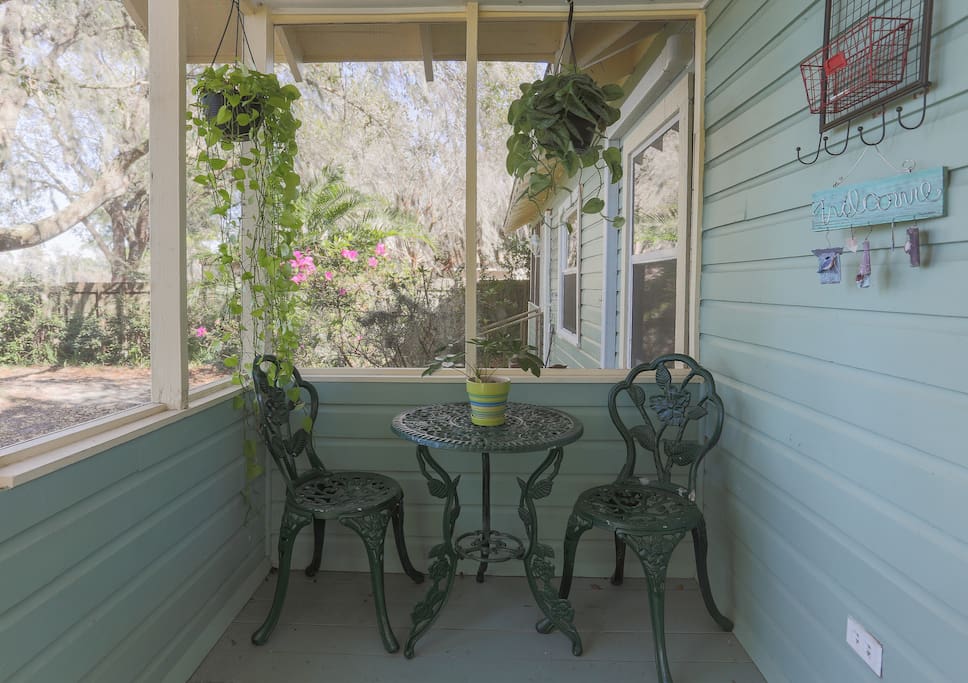 This porch looks right out on to the lake!
