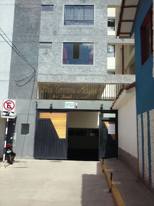 Entrada posterior al condominio.