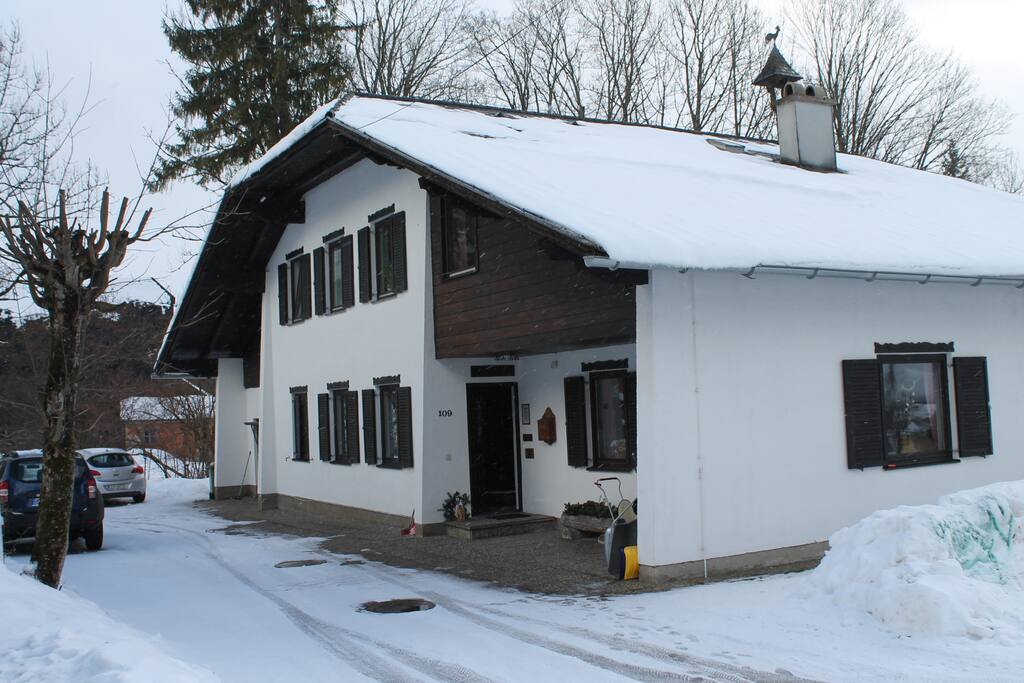 Viel Platz zum Parken am Haus plus Garage