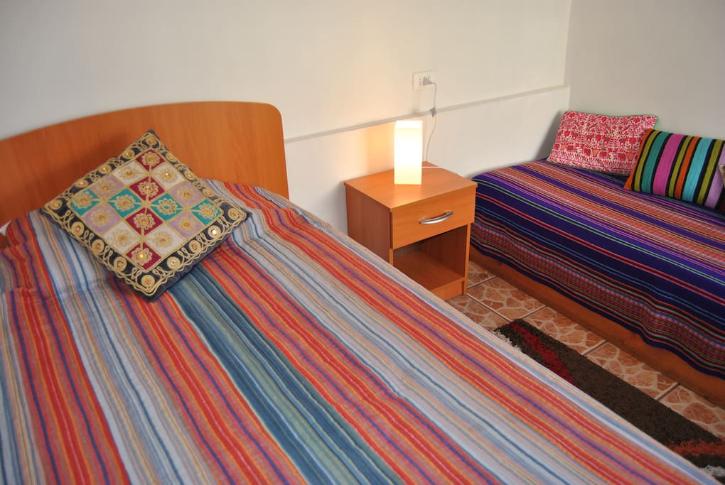 habitación con cama individual y sofá cama