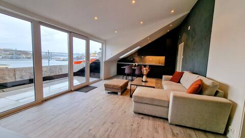 Lovely 2-bedroom loft with panoramic view.