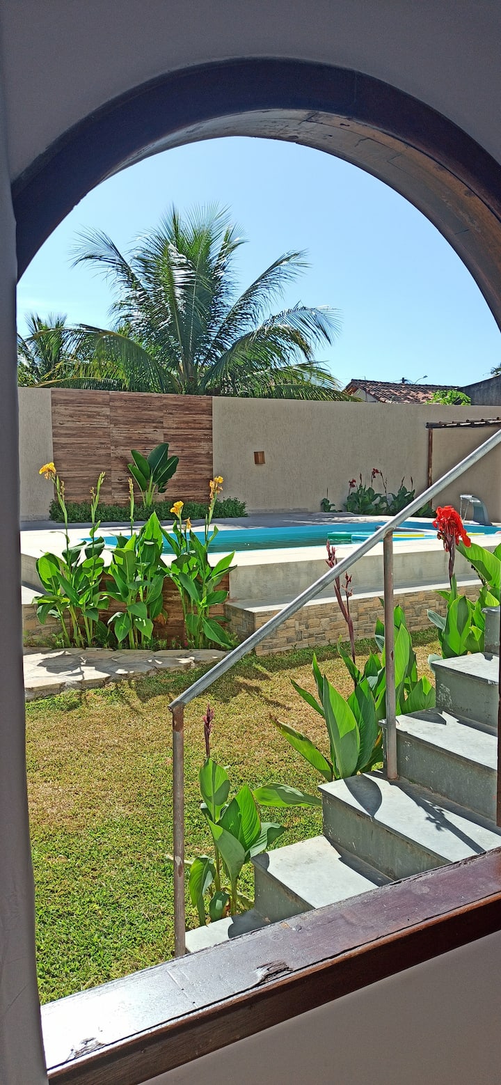 إطلالة أصغر على نافذة غرفة النوم ، حيث توجد طاولة المكتب المنزلي