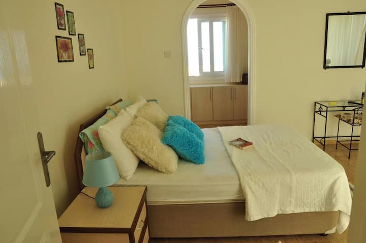 Dormitorio principal con cama doble y ducha.