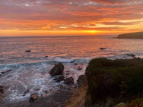 Cozy stylish Cambria home ocean view: 1-block walk