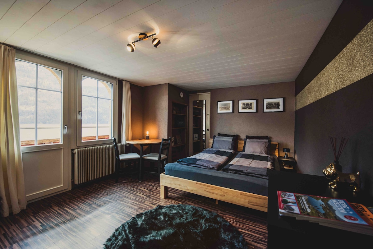 Chumba cha kulala 2 - Ghorofa ya Pili
Jedwali la Kitanda aina ya Queen
na Viti
‘Washing Up’ Sink and Vanity
Television
Brienzersee View