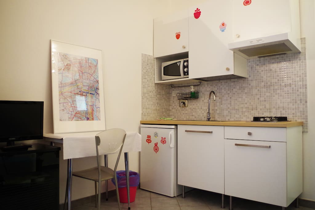 Kitchenette with table and TV on the left