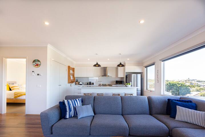 River Sunset—a spacious home, stroll to the water gallery image 4