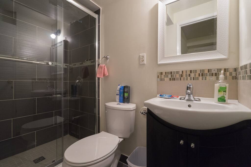 Private bathroom w/ full supply - Clean towel, Shampoo, Body wash, Toothpaste and Facial paper