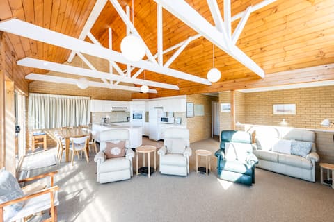 Popular Airbnb listing: Location+ Ocean & headland views. Wifi, linen + in Yamba