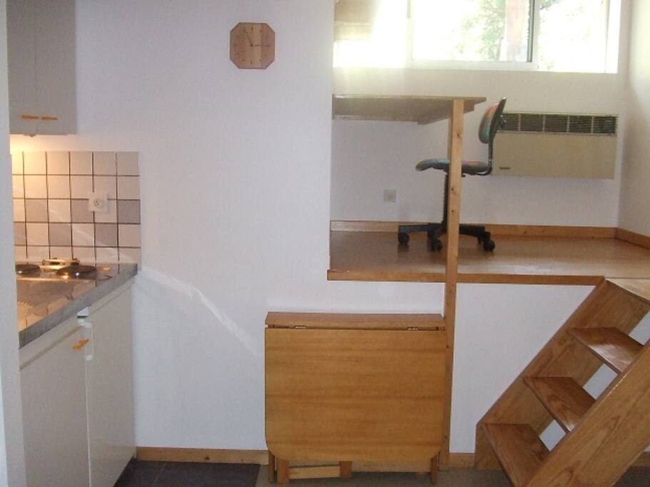T1 BIS dans quartier des minimes très calme. Appartement donnant sur cour. 1 pièce à vivre avec kitchenette et grand placard, 1 coin bureau et 1 coin nuit à l'étage avec salle d'eau. 18 m2 loi carrez