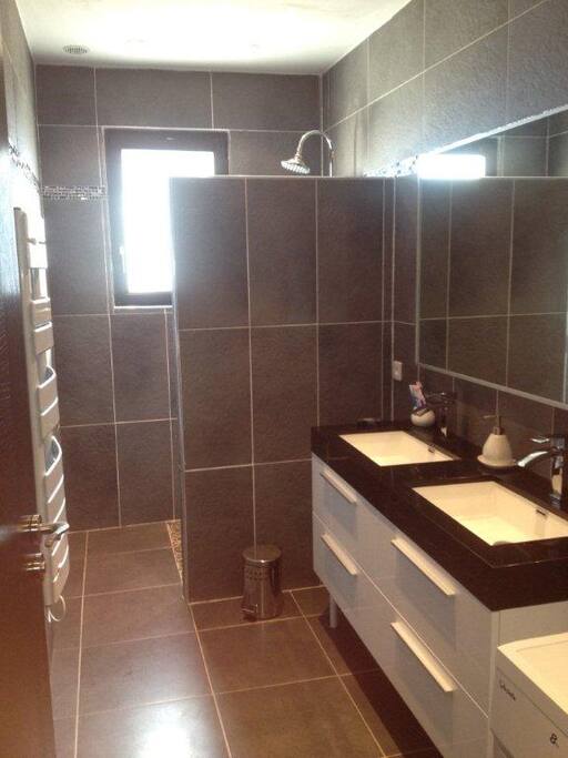Salle de bain avec douche à l'italienne