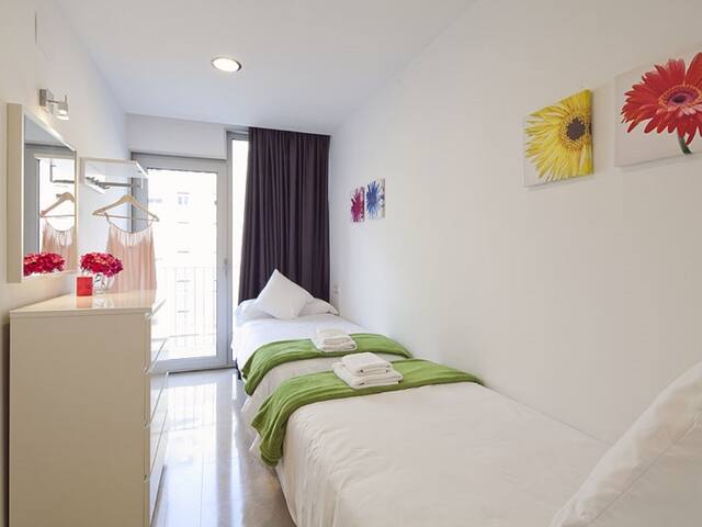 ch2x2a Grupo 2apartamentos Ramblas-Fira Barcelona gallery image 3