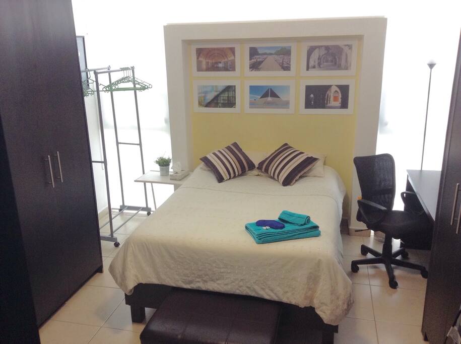 Escritorio a un costado de la Cama / Desk next to the bed
