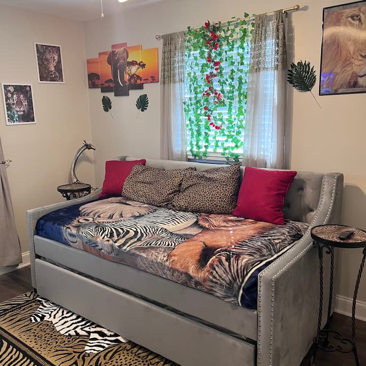 ¡La GUARIDA del LEÓN disfruta de un sofá cama extraíble (dos camas individuales XL) o simplemente relájate en el sofá con un televisor inteligente de 55 y actividades en la selva! Cuidado con el león grande  