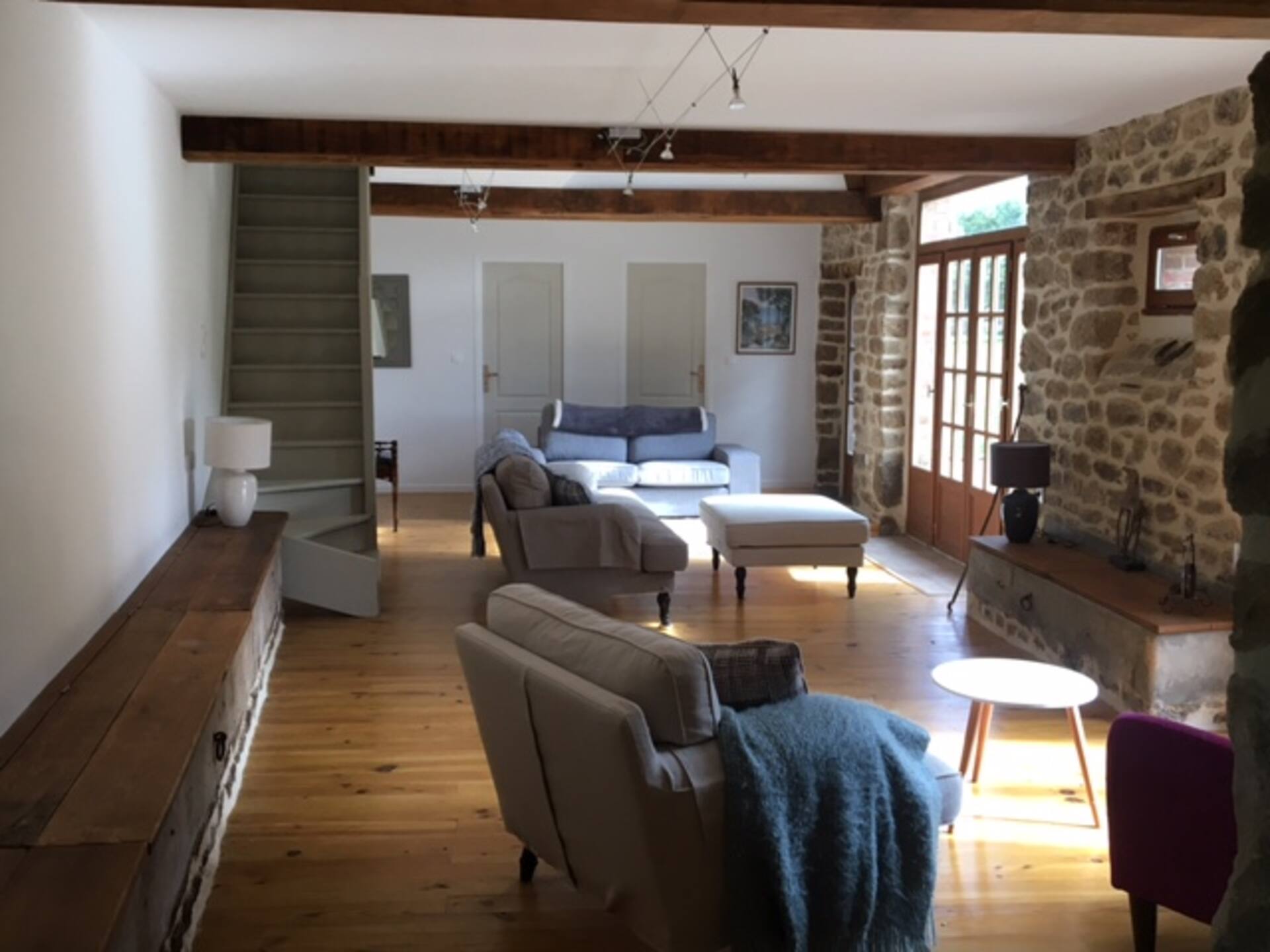 Beautifully renovated farmhouse. Lovely family friendly garden. Pets welcome