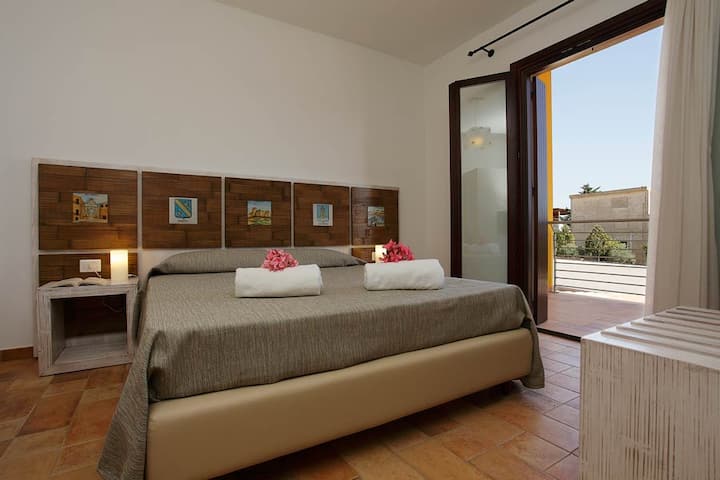 Dormitorio doble con cabecera de cerámica