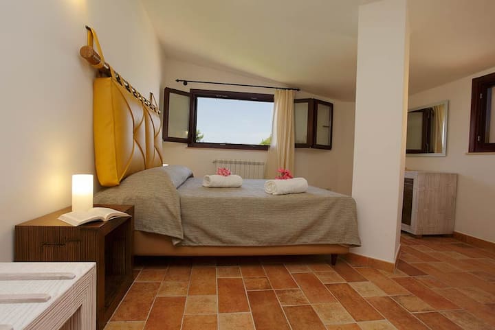 Dormitorio con cabecera de cojín