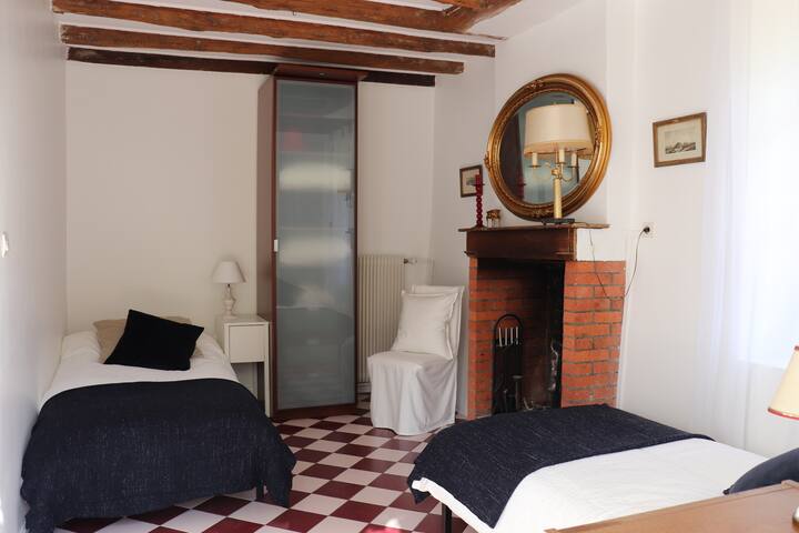 Bedroom 2, with 2 beds of 90; closet