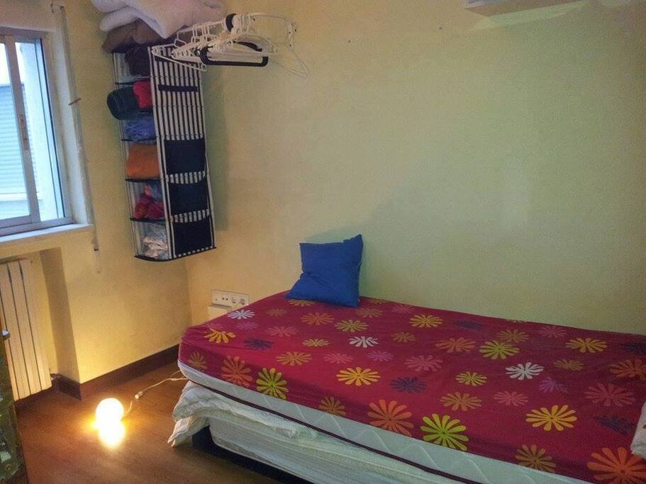 Habitación cómoda con escritorio y calefacción.