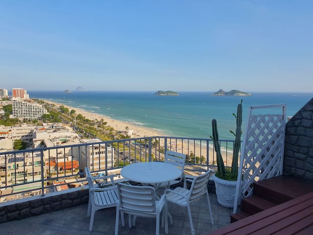 Cobertura frente mar com piscina e churrasqueira