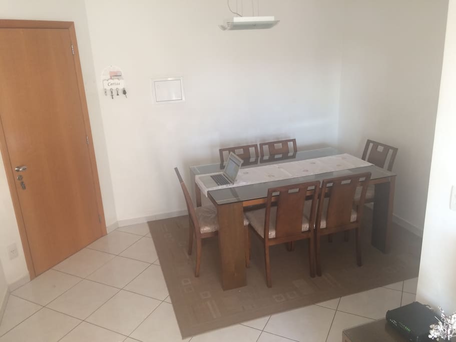 Sala jantar e porta de entrada