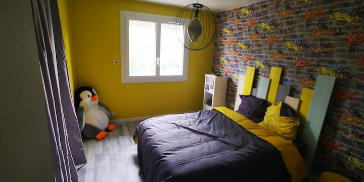 Dormitorio 3. Cama matrimonial. 1 escritorio