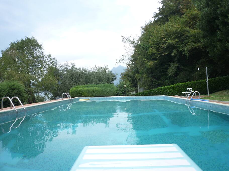 Piscina con trampolino, doccia, spogliatoio