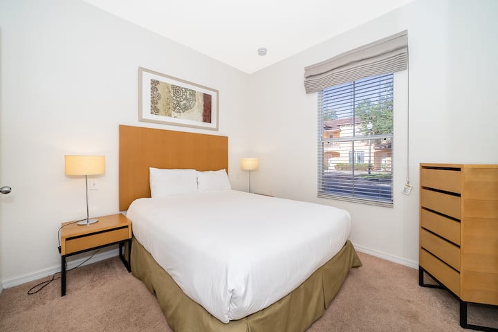 بعد يوم من المغامرات، استرخ في سرير كبير مريح. تمامًا مثل كل ذاكرة عطلة فريدة من نوعها، قد تختلف ألوان الجدار والألواح الأمامية، مما يضيف لمسة شخصية إلى إقامتك.