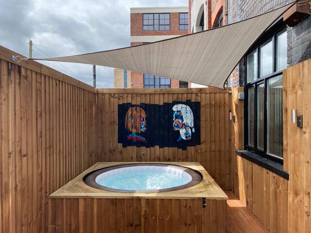 Hot Tub and Bar, Conv warehouse Slps 16 (35) Mcr gallery image 2