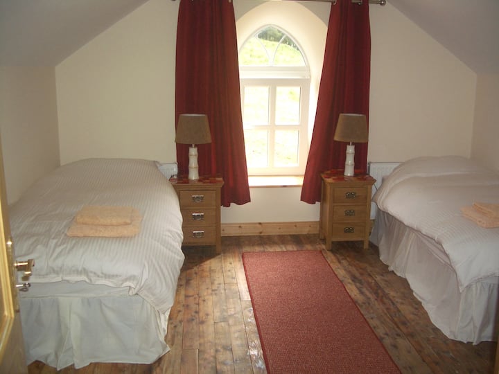 Foresters Cottage- Twin Bedroom 1