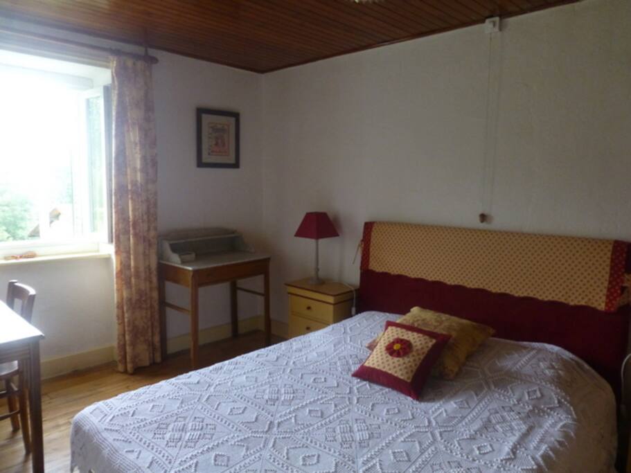 Grande chambre avec bureau