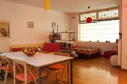 Popular Airbnb listing: Flat with courtyard near Acropolis in ΦΙΛΟΠΑΠΠΟΥ