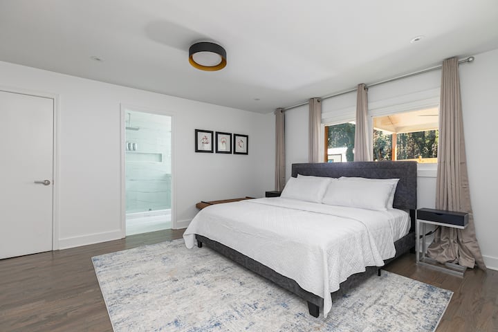 غرفة نوم كبيرة بسرير كبير وحمام داخلي مزدوج