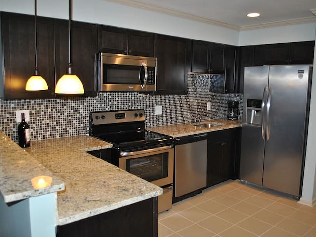 (1) Renovated/walk to beach from Fiddler's Cove!