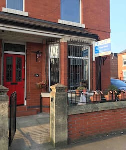 Double or single room available in a clean homely home ideal for couple or lone traveller 2miles from Manchester City centre.