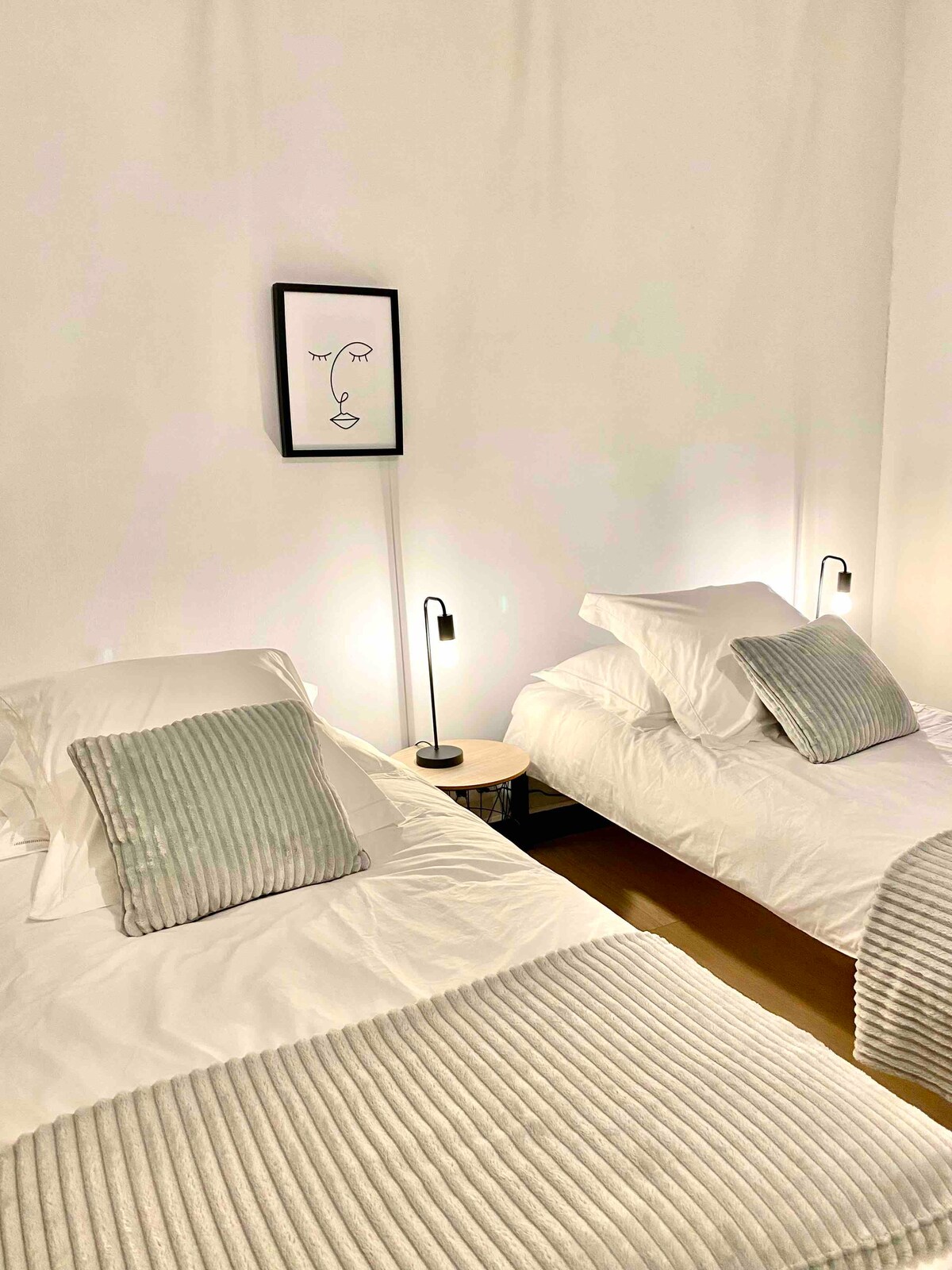 4 camas individuales con posibilidad de emparejar 2 camas y tener una cama king size (con la adición de un colchón para mayor comodidad). Un gran vestidor (4 columnas de almacenamiento+4 medias dependencias) se encuentra en el pasillo a la entrada de la habitación.