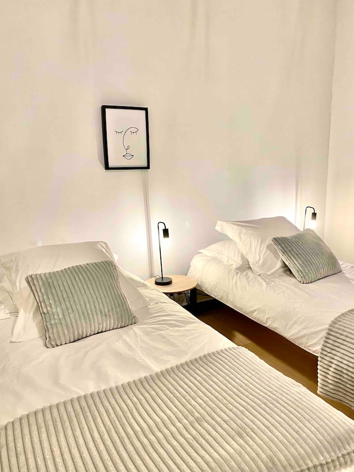 Vitanda 4 vya mtu mmoja na uwezekano wa vitanda 2 na kuwa na kitanda cha ukubwa wa mfalme (pamoja na nyongeza ya godoro kwa starehe zaidi). Chumba kikubwa cha kuvaa (nguzo 4 za kuhifadhia + vitanda 4 nusu) kipo kwenye ukumbi kwenye mlango wa chumba cha kulala.