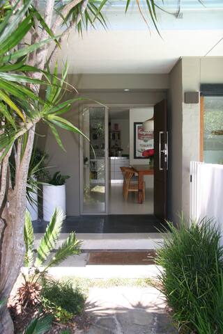 Private Luxury Style Resort on Ruskin Rowe gallery image 5