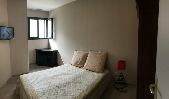 卧室3 ：双人床、三星高清电视、衣柜、储物柜和空调