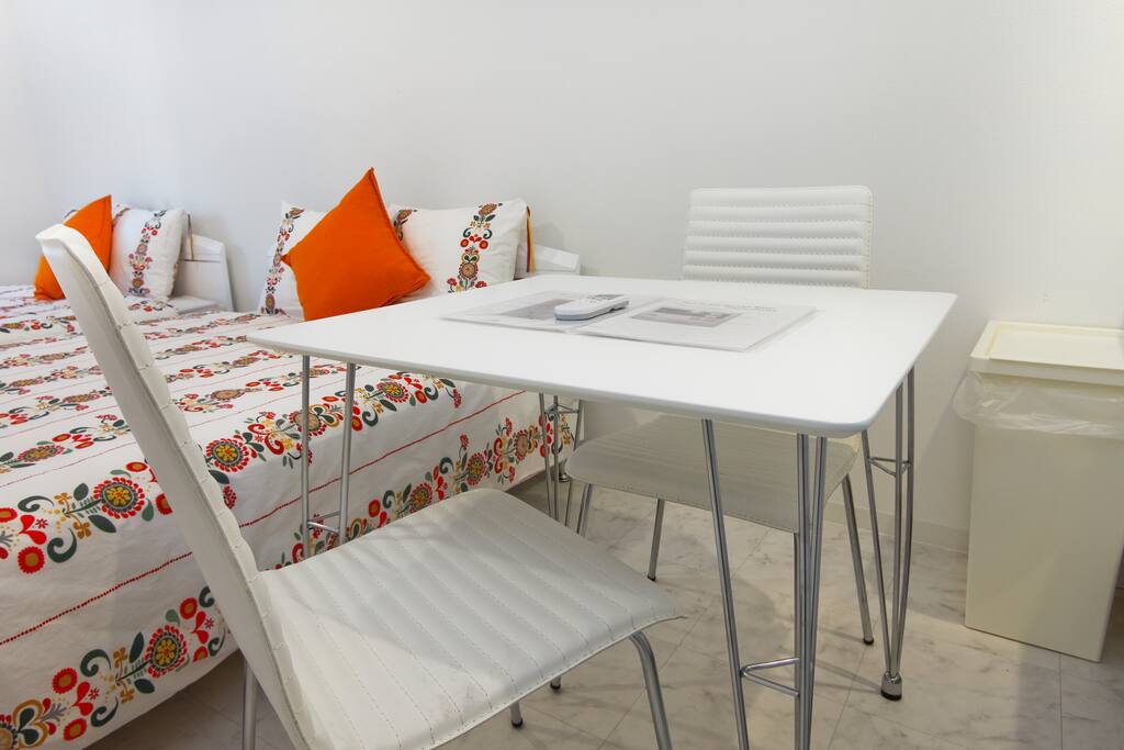 dining table & chairs
