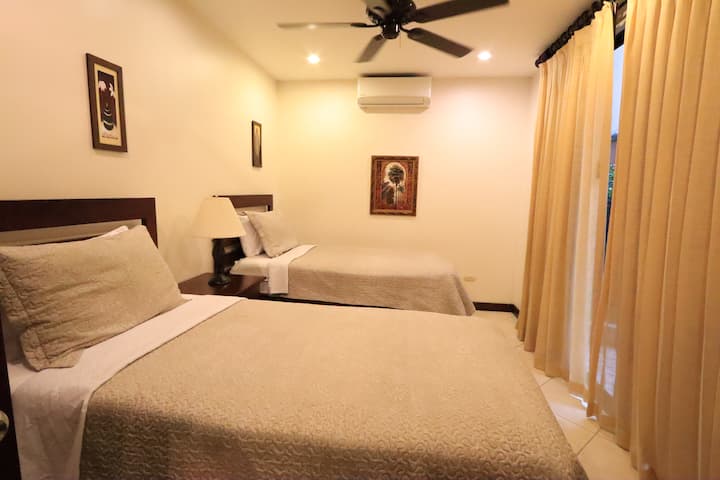 Gostinjska soba s dva odvojena kreveta, klima-uređajem i kabelskom televizijom