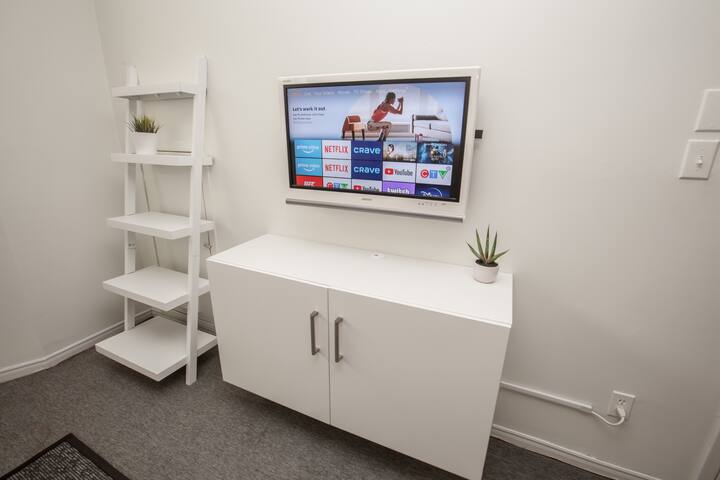 DUNDAS SQUARE – Spacious Bunker – with 2 Desks gallery image 5