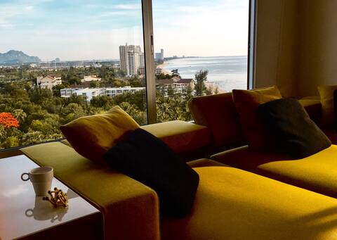 Beachfront
Designer 
Apartment