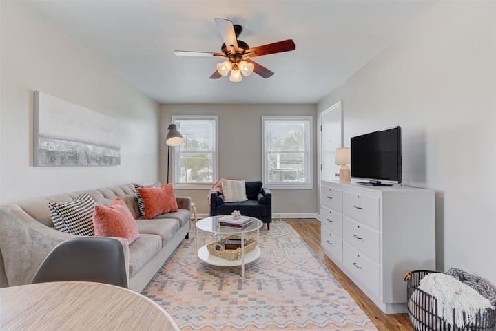Cozy 1br Apt In Benson | Minutes To Downtown Omaha - Omaha, NE