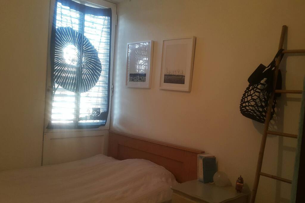 bed room , Doble bed , ceiling fan