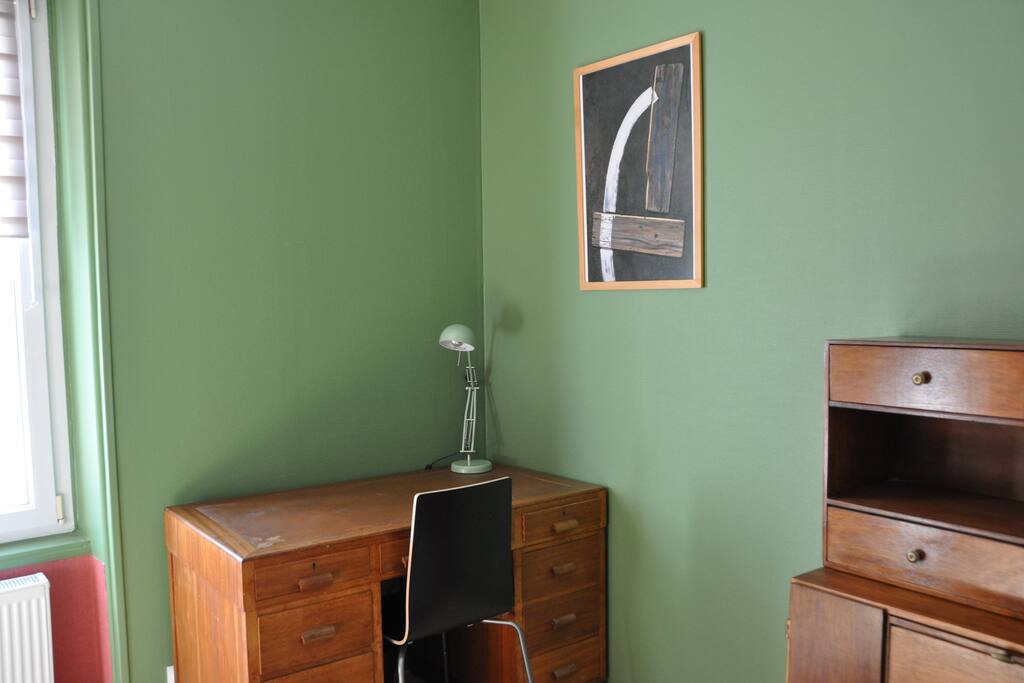 bureau dans la chambre avec internet