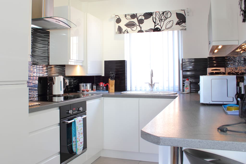 Fully integrated kitchen with good quality utensils
