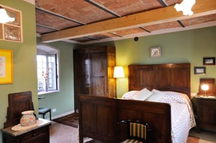 غرفة النوم مع حمام في الطابق الأرضي